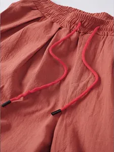 Vista detallada de la textura y el cordón de unos pantalones transpirables de algodón y lino
