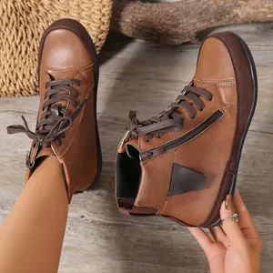 Botines casuales de cuero marrón para mujer con suela plana y cremallera