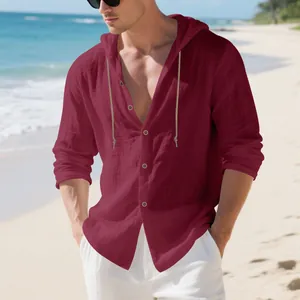Detailansicht des weinroten Leinen-Kapuzenhemds für Herren mit Passform am Strand