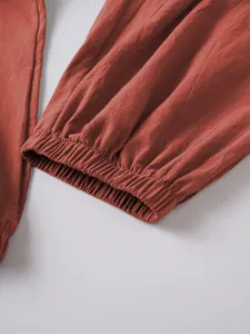 Detalle del dobladillo elástico y tejido transpirable de algodón y lino en pantalones de hombre
