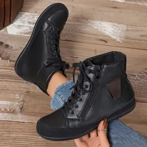 Cómodos botines negros planos con cremallera lateral y diseño clásico de cordones