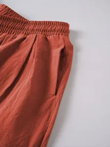 Detalle de pantalones transpirables de algodón y lino con cintura elástica y bolsillo