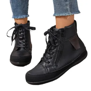 Elegantes botines planos negros con cremallera lateral y cordones para moda invernal
