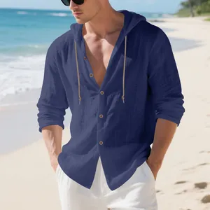 Nahaufnahme eines marineblauen Leinen-Kapuzenhemdes für Herren am sonnigen Strand