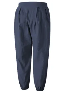 Vista frontal de pantalones casuales gris oscuro para hombre con cintura elástica y pliegues