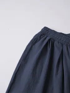 Primer plano detallado de la cintura elástica en pantalones casuales de lino y algodón