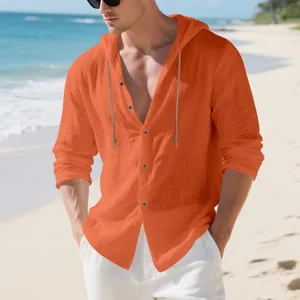 Detailansicht eines orangefarbenen Leinen-Cardigans für Herren für den Strandurlaub