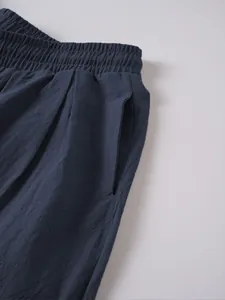 Primer plano de la cintura elástica y el bolsillo lateral de los pantalones de lino azul