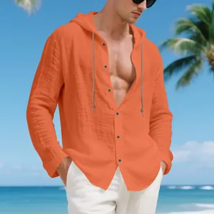 Detailansicht des orangefarbenen Herren-Leinenhemdes mit Kapuze in Strandkulisse
