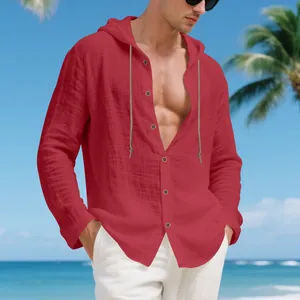 Detailansicht des roten Leinen-Kapuzenhemds für Herren für den Strandurlaub