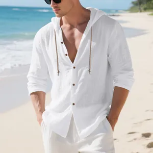 Lässiges weißes Leinenhemd mit Kapuze für Herren an einem sonnigen Strand gestylt