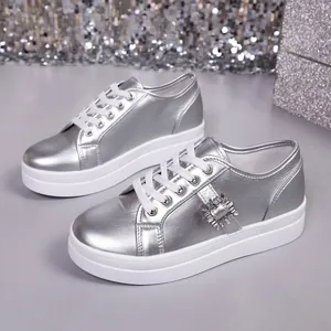 Chique metallic zilveren plateau sneakers voor dames met elegante kristallen gesp