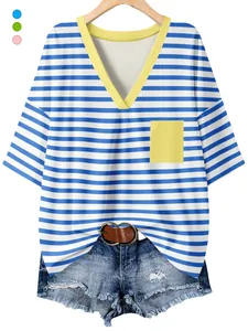 Vista detallada de la camiseta de rayas azules para mujer con bolsillo amarillo y cuello V