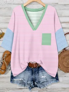 Camiseta de manga corta a rayas con cuello en V y bolsillo con pantalones vaqueros