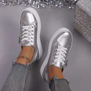 Modieuze zilveren metallic leren platformsneakers voor dames met witte veters en een dikke zool