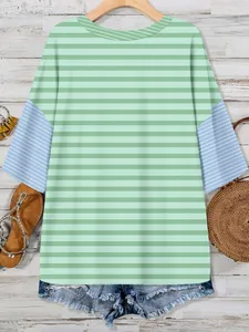 Detalle de camiseta casual de rayas verde menta y azul para mujer, estilo de verano