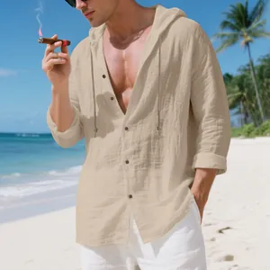 Detailansicht eines beigefarbenen Leinen-Kapuzenhemds für Herren, ideal für den Strand.