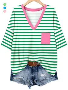 Detalle de camiseta a rayas verdes con ribete de cuello en V rosa y bolsillo frontal