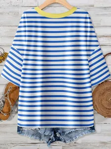 Vista frontal de la camiseta a rayas azules con cuello amarillo y shorts vaqueros.