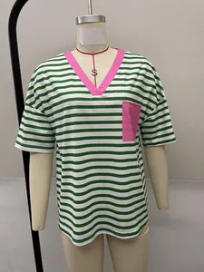Detalle del cuello en V y el bolsillo rosa en una camiseta de rayas verdes