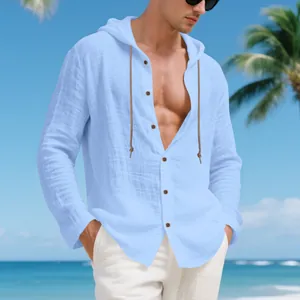 Lässiges hellblaues Herren-Kapuzenhemd aus Leinen für den Sommerurlaub am Strand