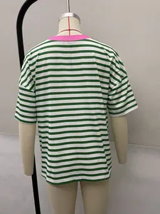 Vista posterior de una camiseta de manga corta a rayas verdes y blancas, cuello rosa