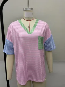 Primer plano de una camiseta de rayas para mujer con cuello en V en un maniquí