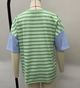 Vista trasera detallada de una camiseta informal de rayas verdes y azules para mujer