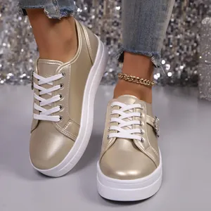 Modieuze champagnegouden metallic leren platform sneakers voor dames met kristallen gesp