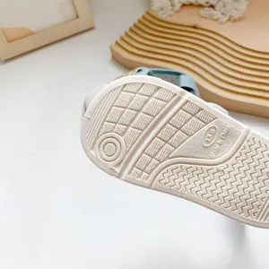 Close-up van antislip rubberen zool op zachte baby loopschoenen met maatmarkering