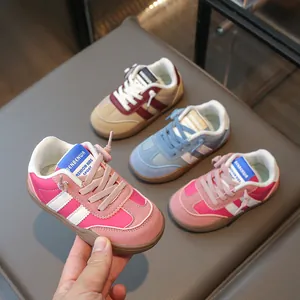 Vista detallada de zapatillas infantiles de moda en rosa, azul y marrón con suela blanda