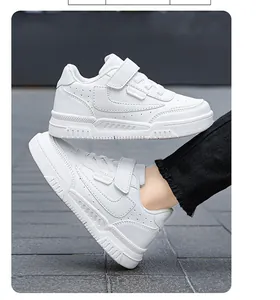 Λεπτομέρεια από λευκά παιδικά sneakers με σκρατς και οπές που επιτρέπουν την αναπνοή