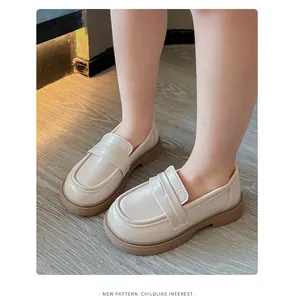 Détail des mocassins JK pour filles de couleur crème avec semelles souples et bout rond.