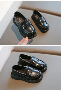 Détail des mocassins JK noirs pour enfants avec semelles souples et brides décoratives