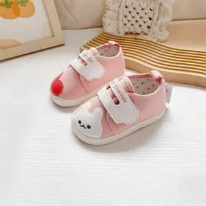 Schattige roze babyschoentjes met konijnenborduurwerk en zachte antislipzool voor comfort.