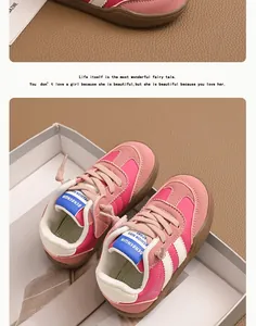 Vista detallada de zapatillas de moda rosas y crema para niña en caja de regalo.