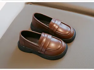 Gros plan détaillé de mocassins marron pour enfants avec semelle souple pratique