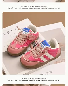 Vista detallada de zapatillas de deporte rosas para niña con suelas blandas