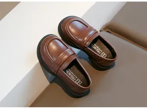 Vue détaillée de mocassins en cuir marron pour enfants de style JK, design à enfiler