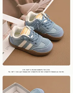 Vista detallada de zapatillas azules para niños pequeños con suelas marrones suaves