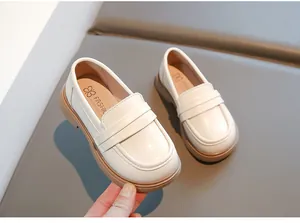 Gros plan sur les mocassins JK pour enfants de couleur crème avec une semelle souple
