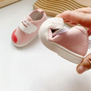Detailweergave van de flexibele zachte zool van roze cartoon babyloopschoenen voor peuters