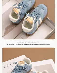 Vista detallada de zapatillas azul claro para niños con suela blanda y rayas 2025.