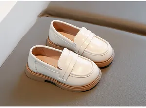 Vue détaillée de mocassins JK blancs pour filles avec semelle souple et design facile à enfiler.