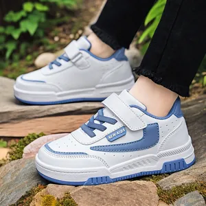 Κομψά παιδικά λευκά sneakers με μπλε λεπτομέρειες και αναπνεύσιμο σχέδιο για αγόρια και κορίτσια