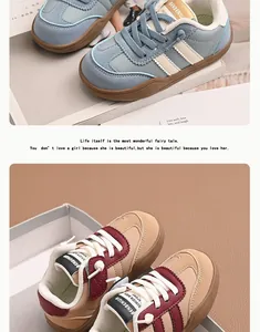 Detalle de las zapatillas de moda estilo alemán para niñas en azul y beige.