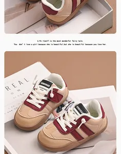 Detalle de elegantes zapatillas deportivas para niños en beige y granate con suela suave.