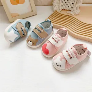 Zachte baby loopschoenen met cartoon borduursel voor peuters, in de kleuren blauw en roze