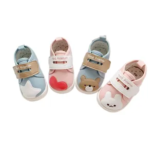 Zachte baby loopschoentjes met schattige beer en konijn cartoon patches en klittenband