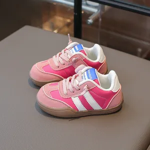 Elegantes zapatillas de skate rosas para niñas con rayas blancas y suelas blandas para niños